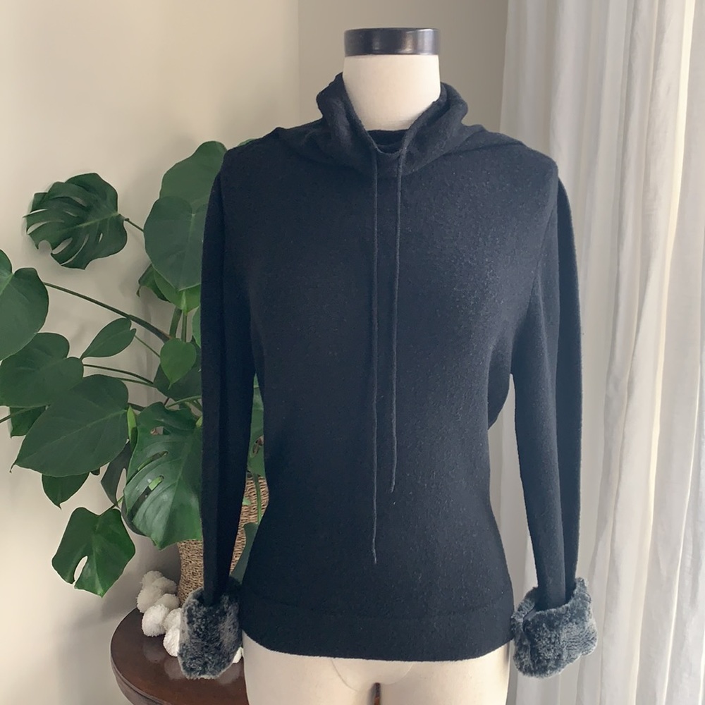 Y2K Bebe sweater w/ faux fur detachable cuffs